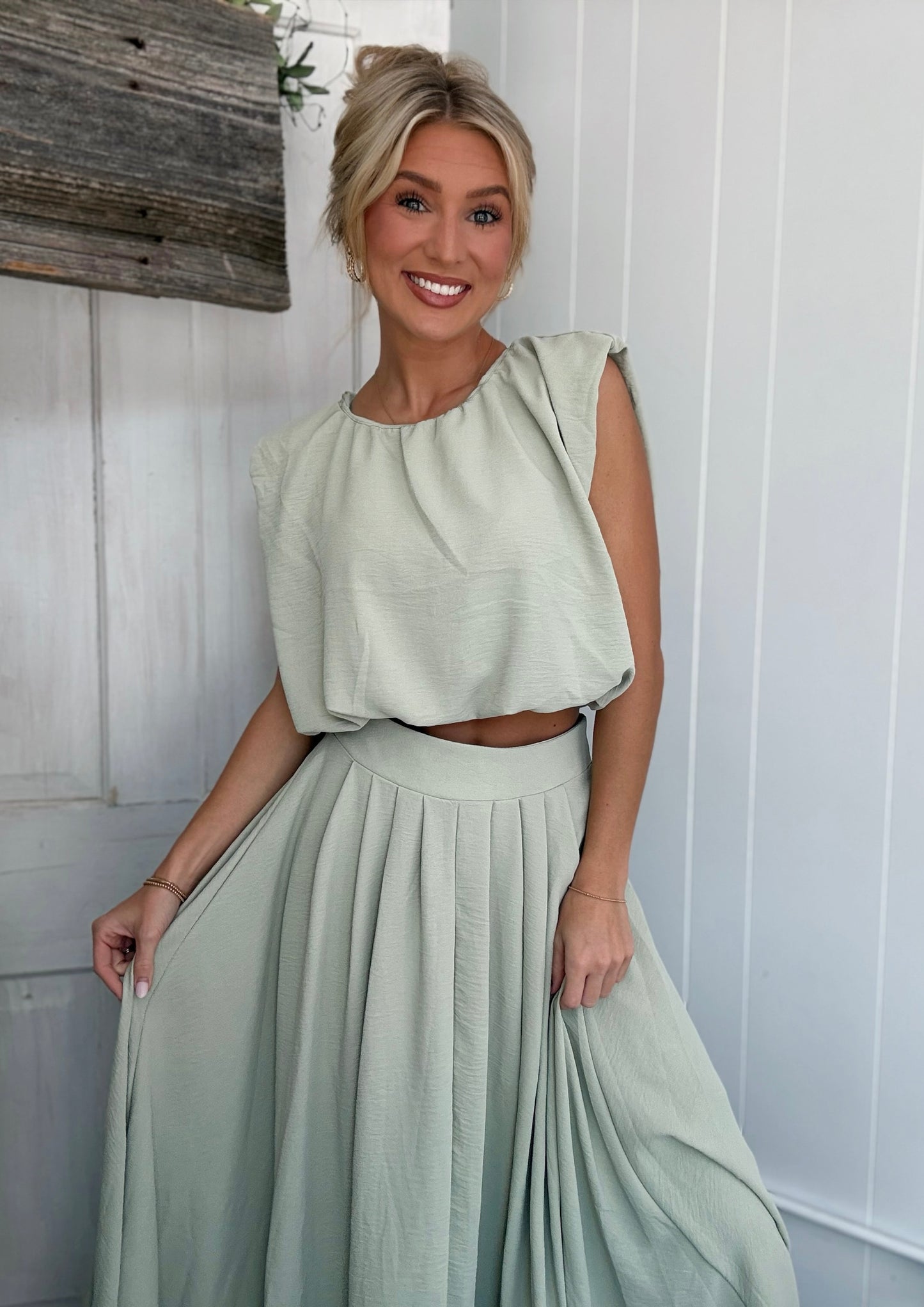 Sleeveless Balloon and Pleated Midi Skirt Set